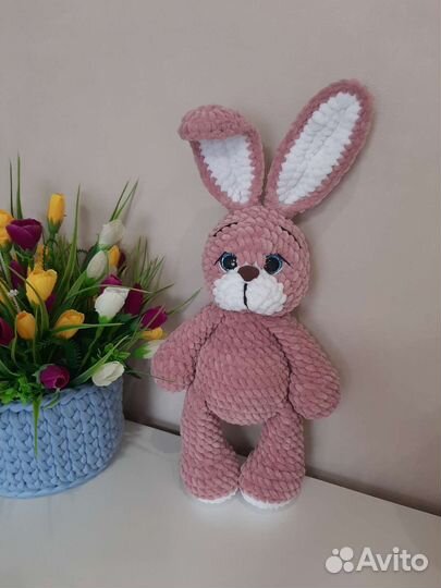 Плюшевый заяц вязаный
