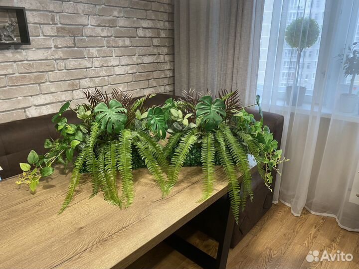 Искусственные цветы в ящиках