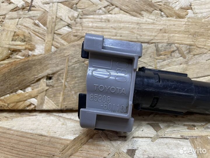 Форсунка омывателя фары левая Toyota Land Cruiser