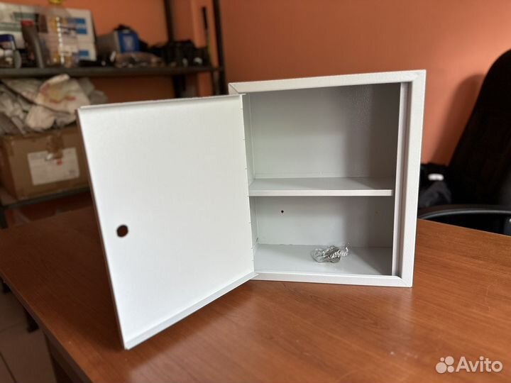 Аптечка металлическая настенная