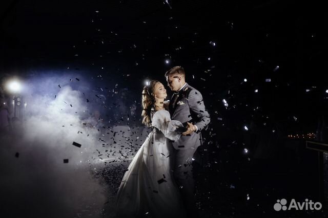 Низкий тяжелый дым свет на свадьбу конфетти фонтан