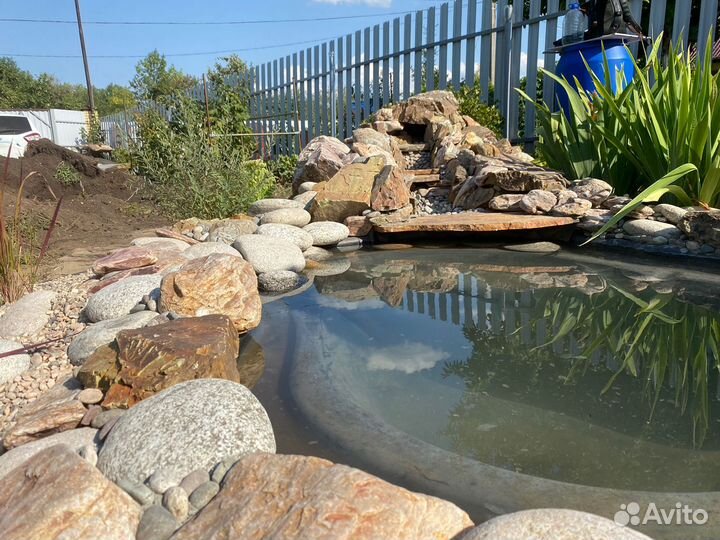 Посадка растений,пруд на участке, костровище