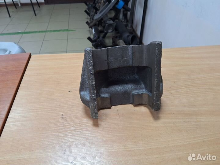 Кронштейн реактивной штанги 081 ниж. левый 5320-29