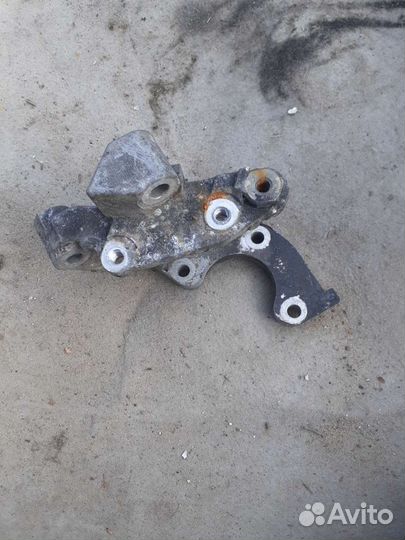 Кронштейн насоса гура Mitsubishi Outlander XL 3.0