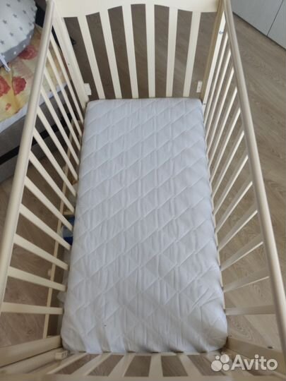 Детская кроватка с маятником и ящиком