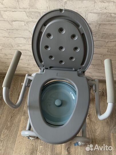 Стул санитарный на колесиках