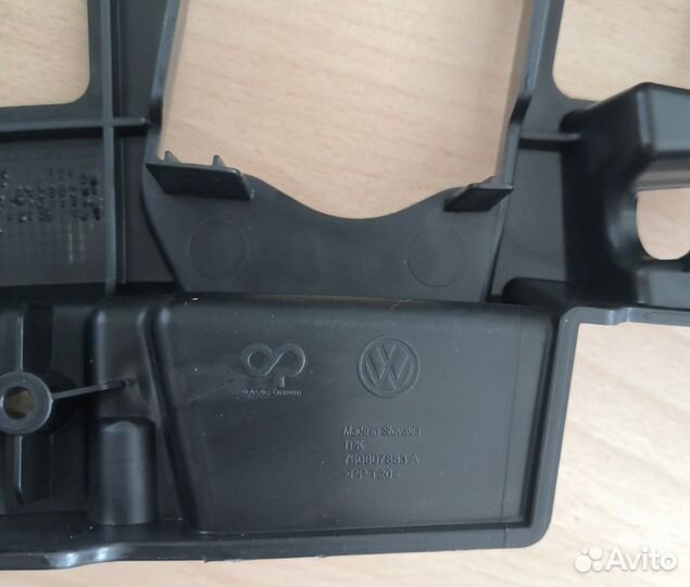 Кронштейн переднего бампера левый Touareg