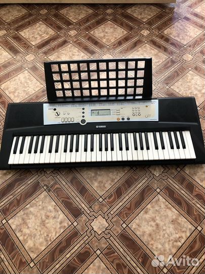 Синтезатор Yamaha PSR-R200