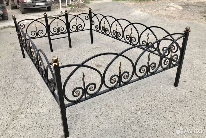 Оградка на кладбище