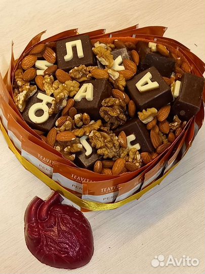 Сладкий букет из орехов и шоколада