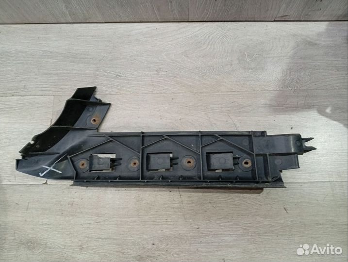 Направляющая заднего бампера правая Skoda Superb 1