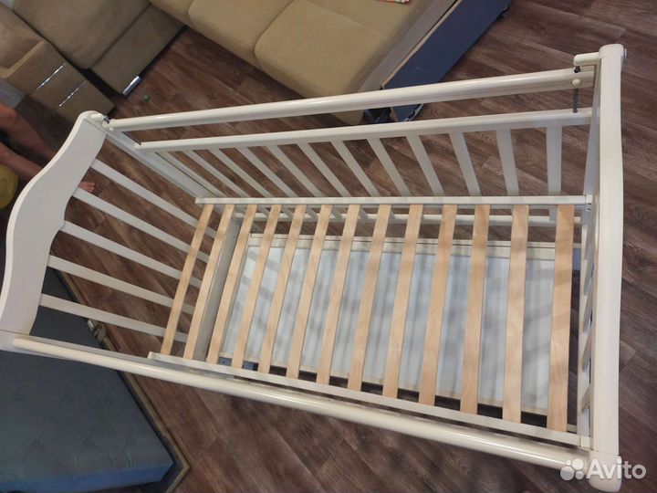 Детская кроватка с маятником и ящиком