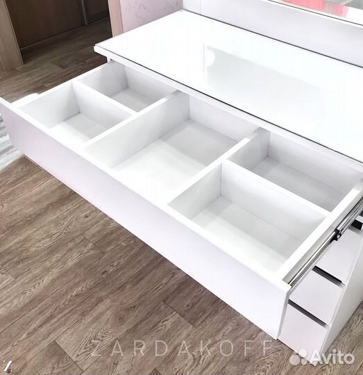 Туалетный столик и гримерное зеркало с подсветкой