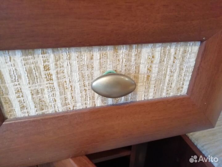 Туалетный столик с зеркалом и пуфиком