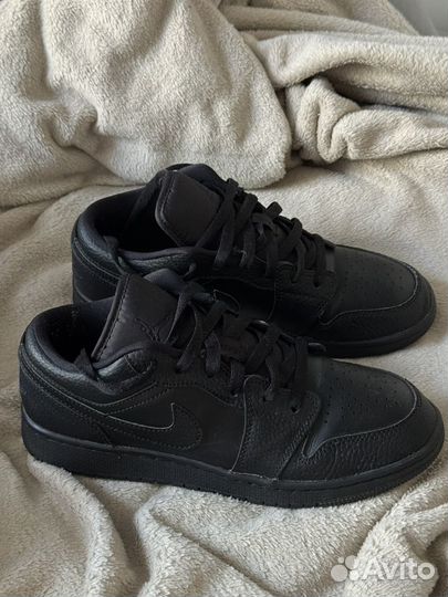 Air jordan 1 low (GS) Triple black (EUR 40 25cm)