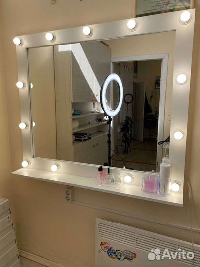 Гримерное зеркало с полочкой