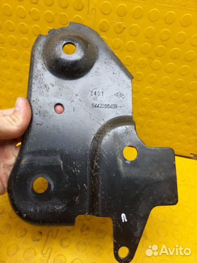 Кронштейн подрамника передний правый Renault