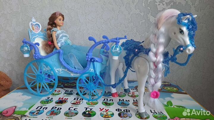 Лошадь с каретой и куклой