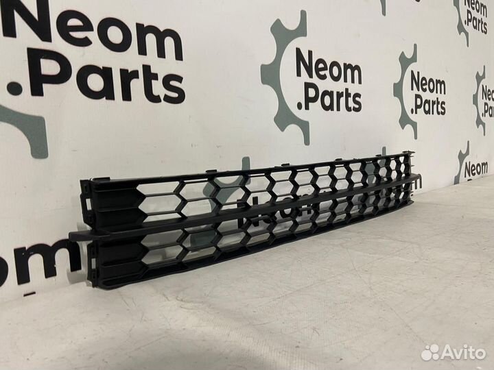 Решетка в бампер нижняя Skoda Rapid 2012-2017