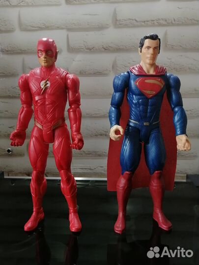 Фигурки Супермена и Флэша из Лиги Справедливости