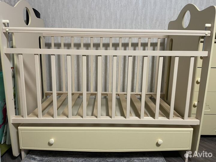 Детская кроватка с маятником + пеленальный комод