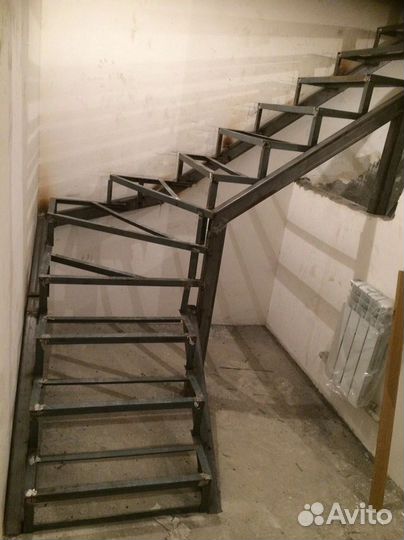 Лестница на металлокаркасе в дом