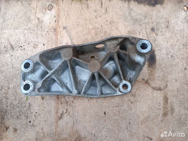 Кронштейн АКПП VW Tiguan 2.0 3c0199117j