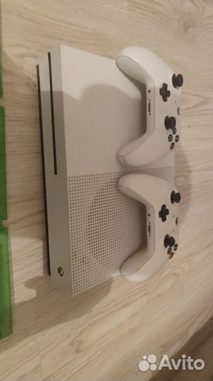 Xbox one s 1tb с играми два джойстика