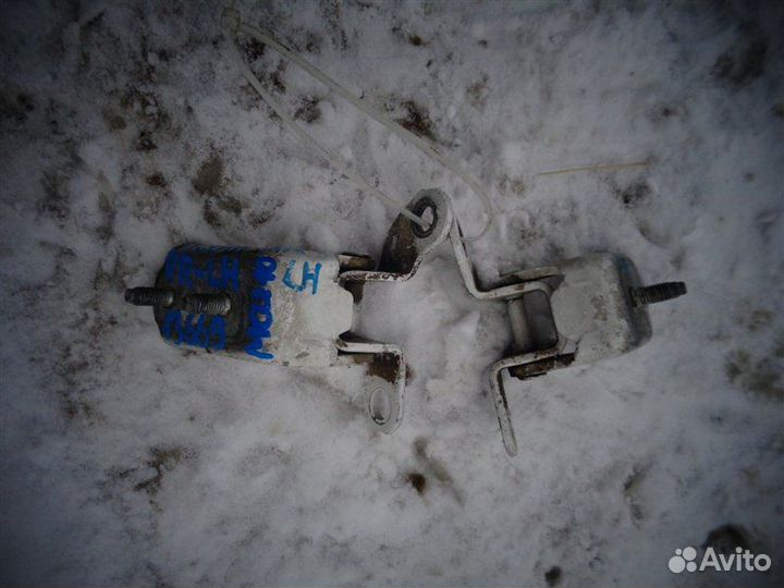 Петля двери задняя левая Toyota Harrier MCU15