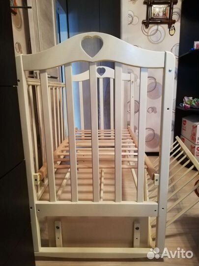 Детская кроватка с маятником