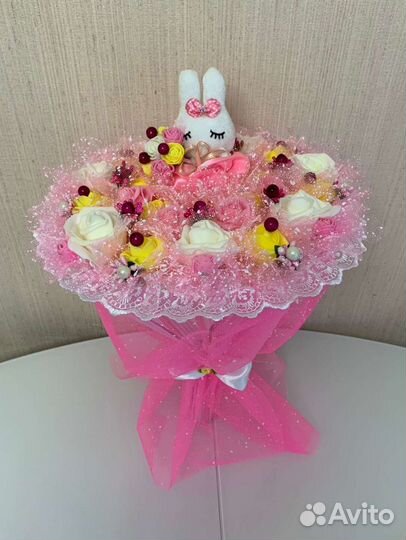 Букет из мягких игрушек с двумя мишками в розах