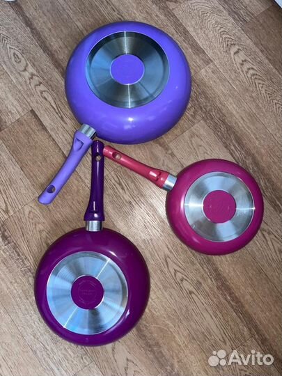 Набор новых сковородок