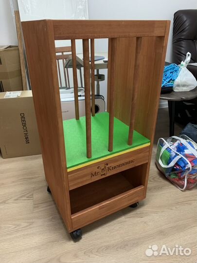 Мобильный мини-манеж на колесиках со стопорами