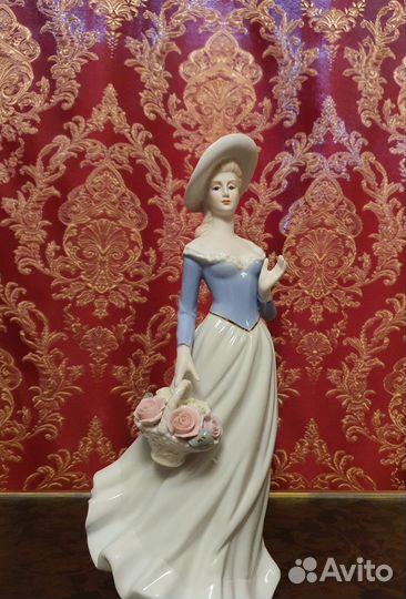 Статуэтки фарфоровые дамы