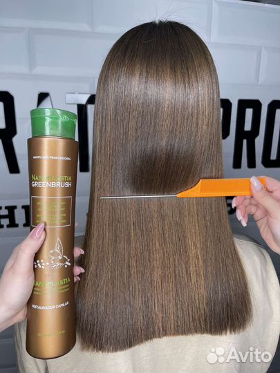 Парикмахер в салоне