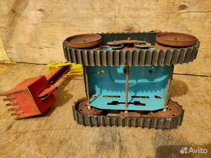 Экскаватор железный большой
