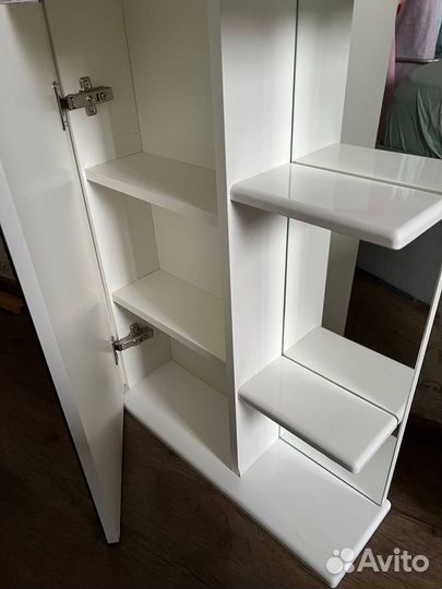 Подвесной шкаф с зеркалом в ванную
