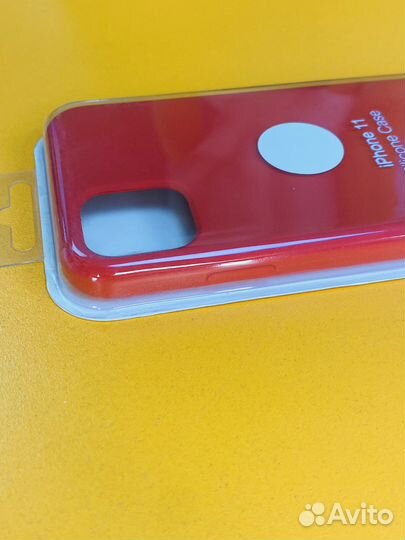 Чехол на iPhone 11 красный