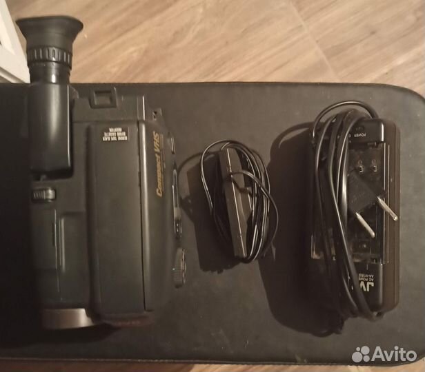 Продам видеокамеру кассетную JVC