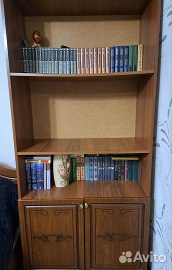 Книжный шкаф