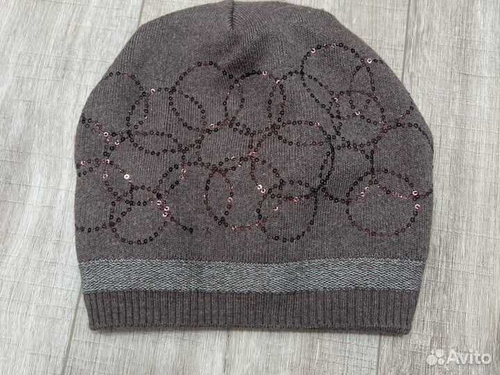 Много шапок (женские)