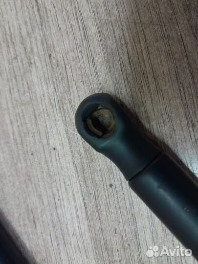 Амортизатор двери багажника Ford Fiesta Mk5 (2002—