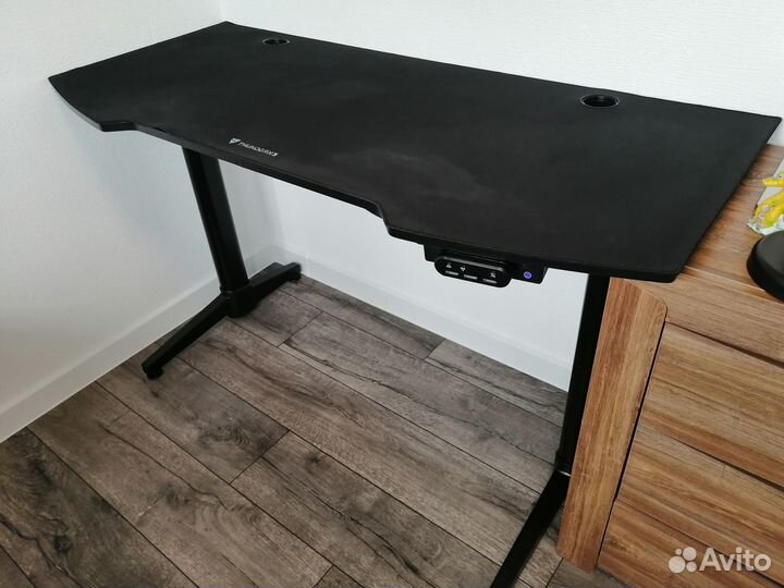 Стол компьютерный ThunderX3 ED7