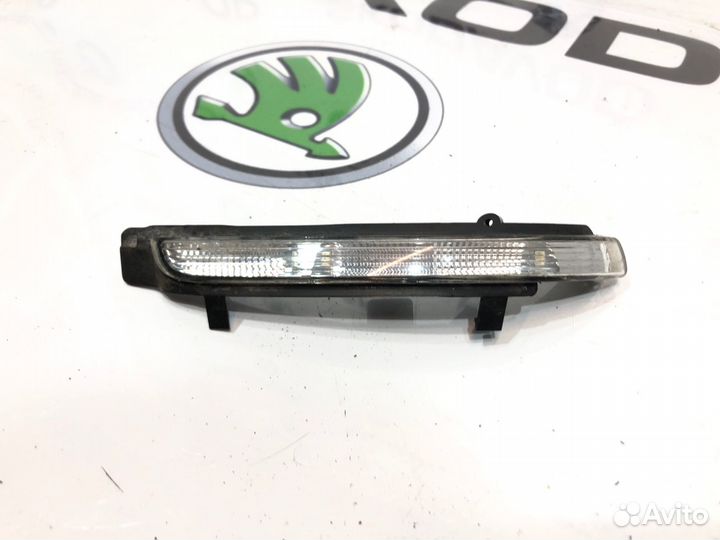 Поворотник зеркала заднего вида правый Skoda