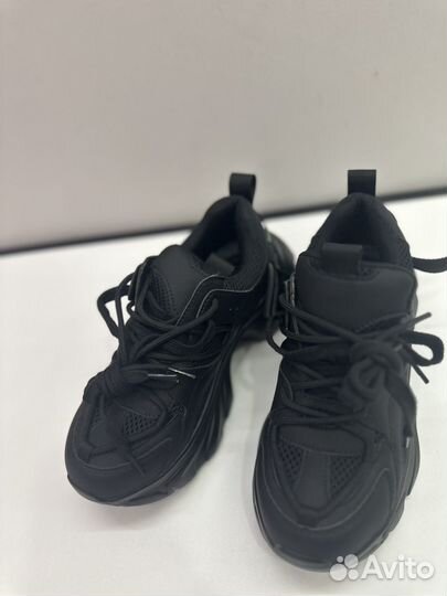 Кроссовки женские