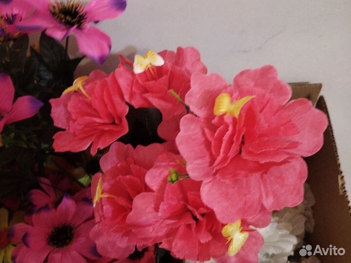 Искусственные цветы на кладбище