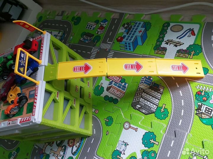 Парковка с машинами