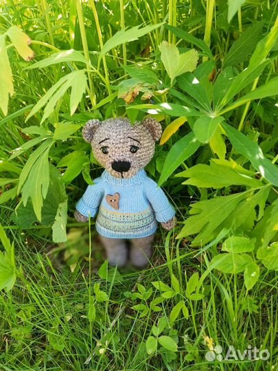 Вязанный мишка в свитере