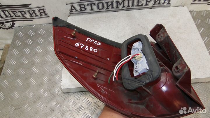 Фонарь задний правый Toyota Sienna 2 2005 3.3