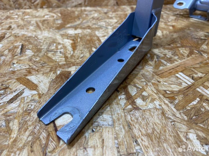 Петля крышки багажника правая Audi A4 B9 2016